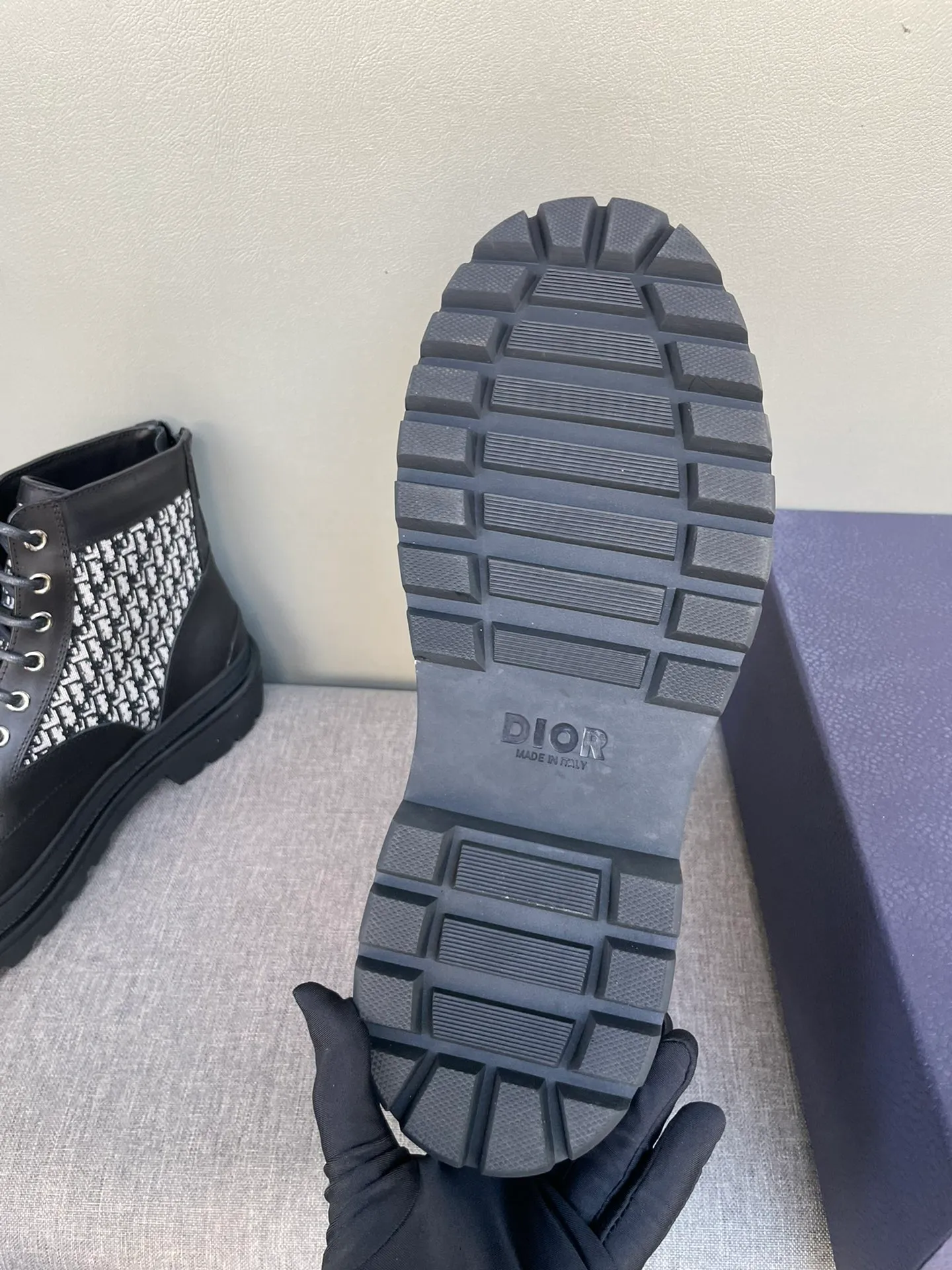 [DIOR] Top P: 1000💰 Number of yards: 39~44 (38.45 custom-made, non-refundable) Dior Dior~ Winter series, original 1:1 development Casual men's leather shoes Heavy investment, shoes and boots are made of imported cowhide + imported Dior special fabric Not easy to deform black cowhide lining Dior large hardware inlay Original TPU vacuum outsole, black cowhide Black open edge beads Military green suede Black suede Khaki suede leather is crafted by a large factory, and the perfect product is only prepared for you who know your taste! Any comparisons are welcome.